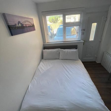 Fantastic Studio, Private Bathroom And Mini Kitchen. Thamesmead  Buitenkant foto