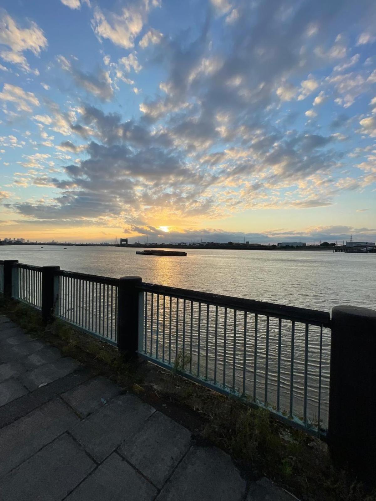 Fantastic Studio, Private Bathroom And Mini Kitchen. Thamesmead  Buitenkant foto