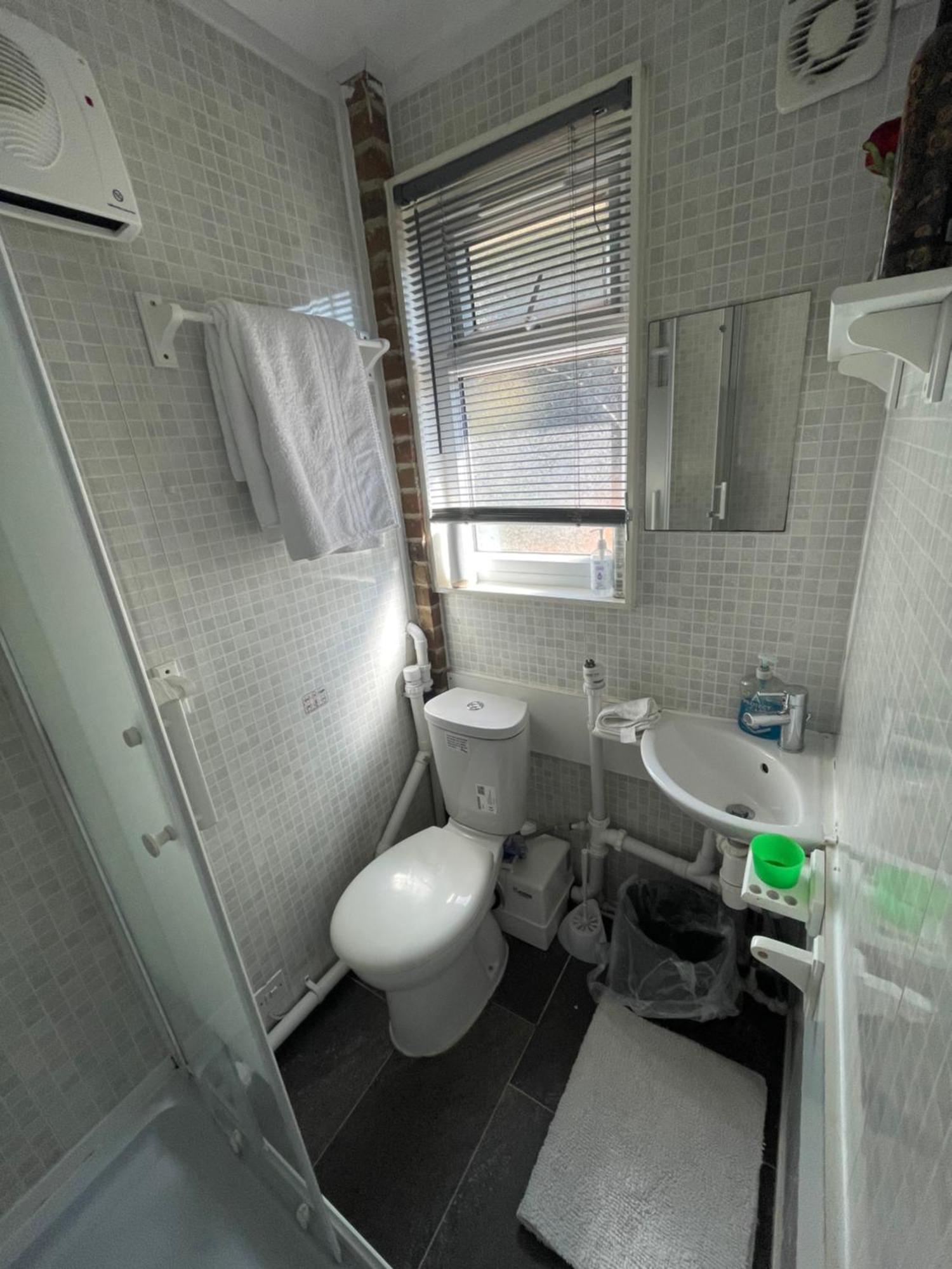 Fantastic Studio, Private Bathroom And Mini Kitchen. Thamesmead  Buitenkant foto